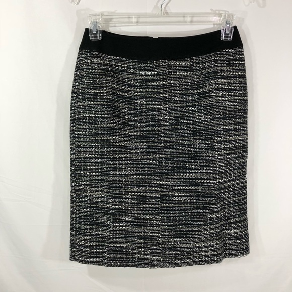 Tahari Dresses & Skirts - Tahari Boucle Metallic Print Skirt Size 4